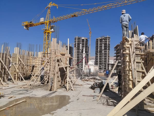 صب أعمدة الطابق الأول في المقسم B144 – برج ريتاج بمشروع ماروتا سيتي