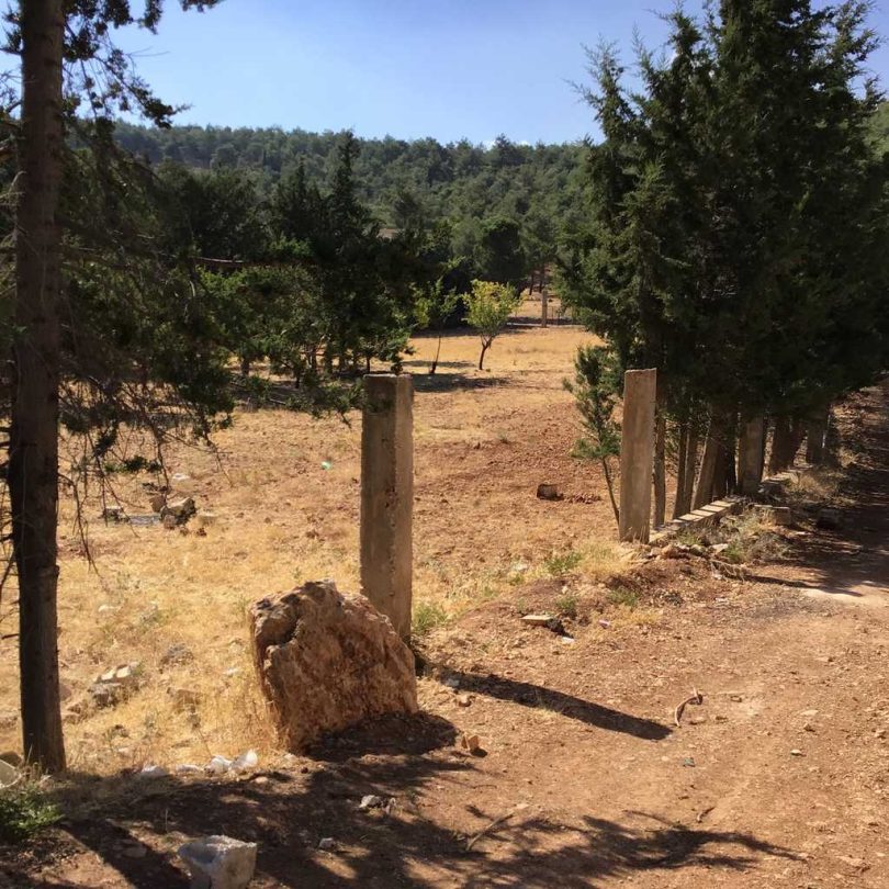 بعد جسر صحنايا، على الطريق العام مباشرة، بجانب مدرسة مناهل المجد