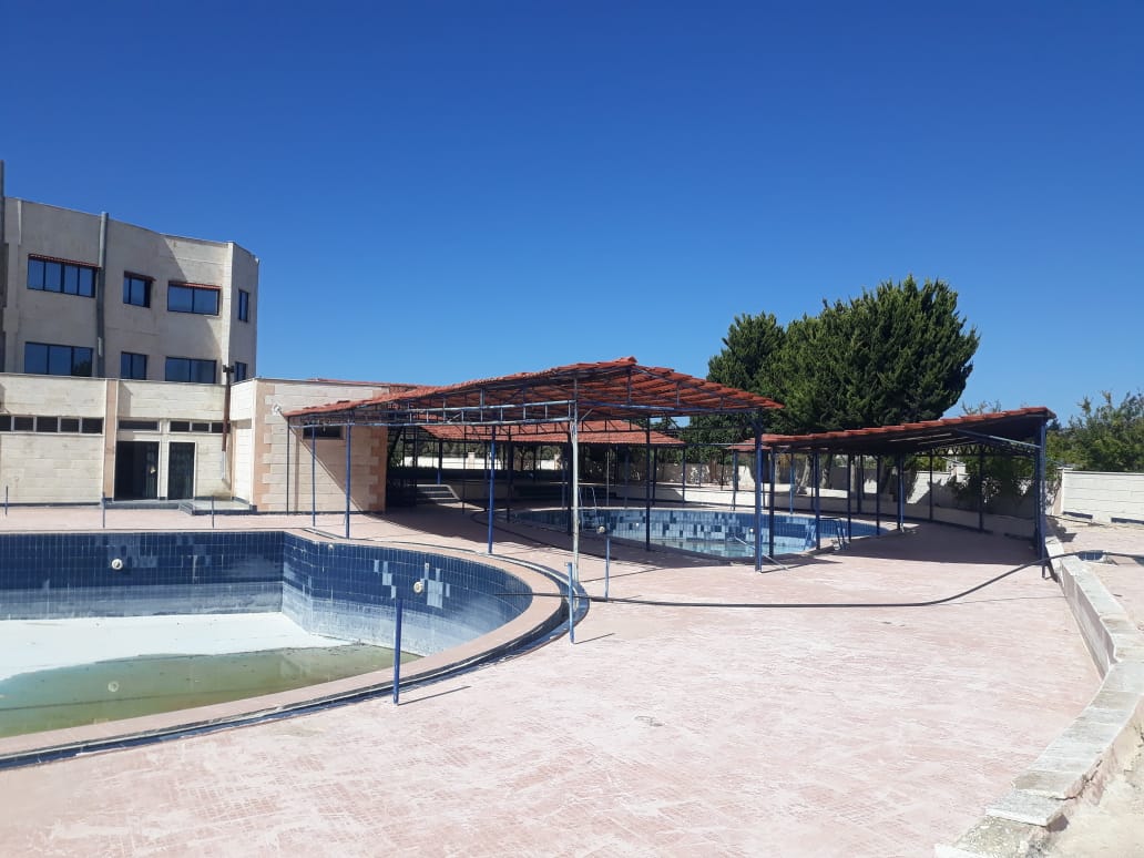 فندق  يقع في الاذقية منطقة الدروقيات طريق كسب