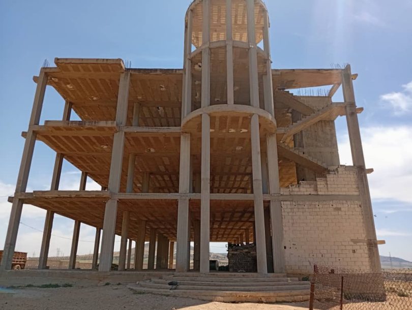 معمل أدوية مرخص صناعياً يقع بين حمص وحماة