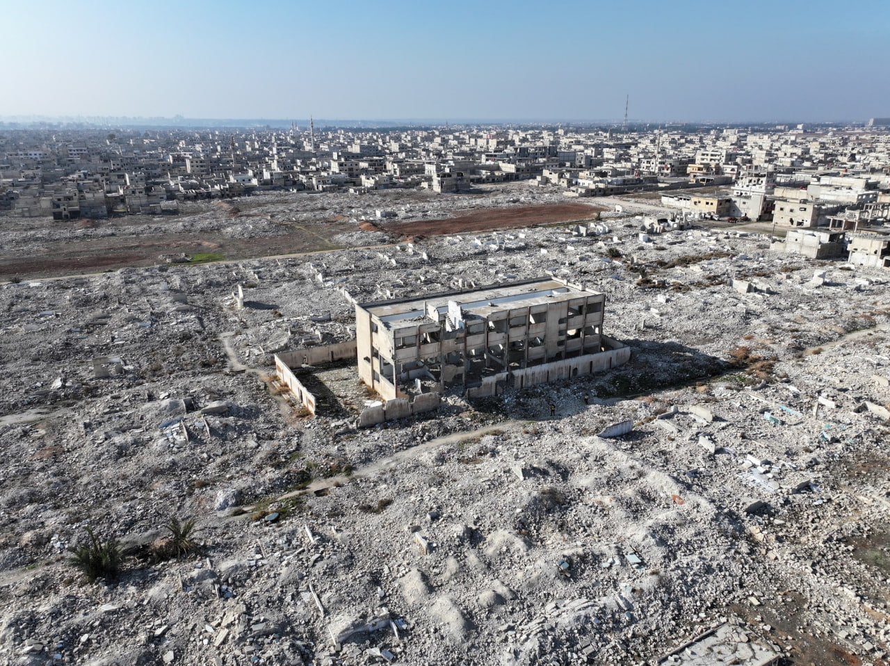 محافظ حمص يعد أهالي حي دير بعلبة المدمر بمشروع لإزالة الأنقاض وتأهيل البنية التحتية