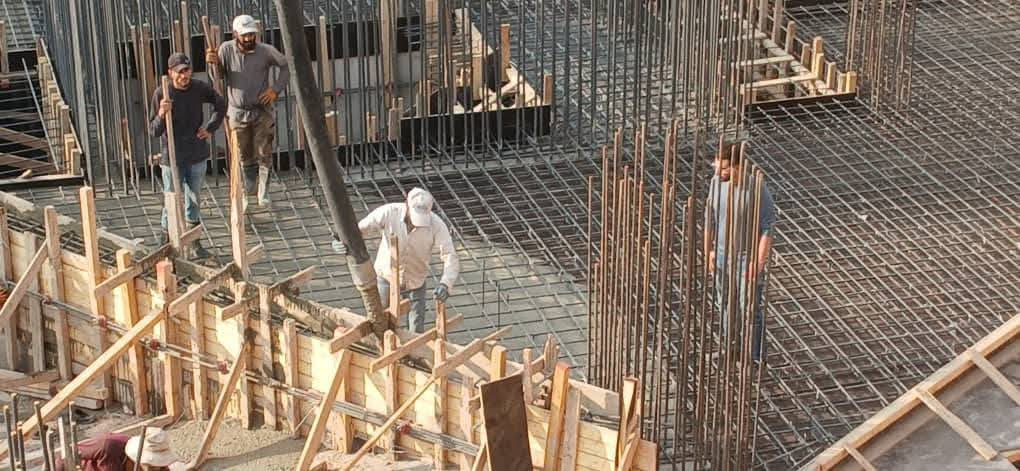 صب أرضية القبو الثاني في المقسم H43 في مشروع ماروتا سيتي