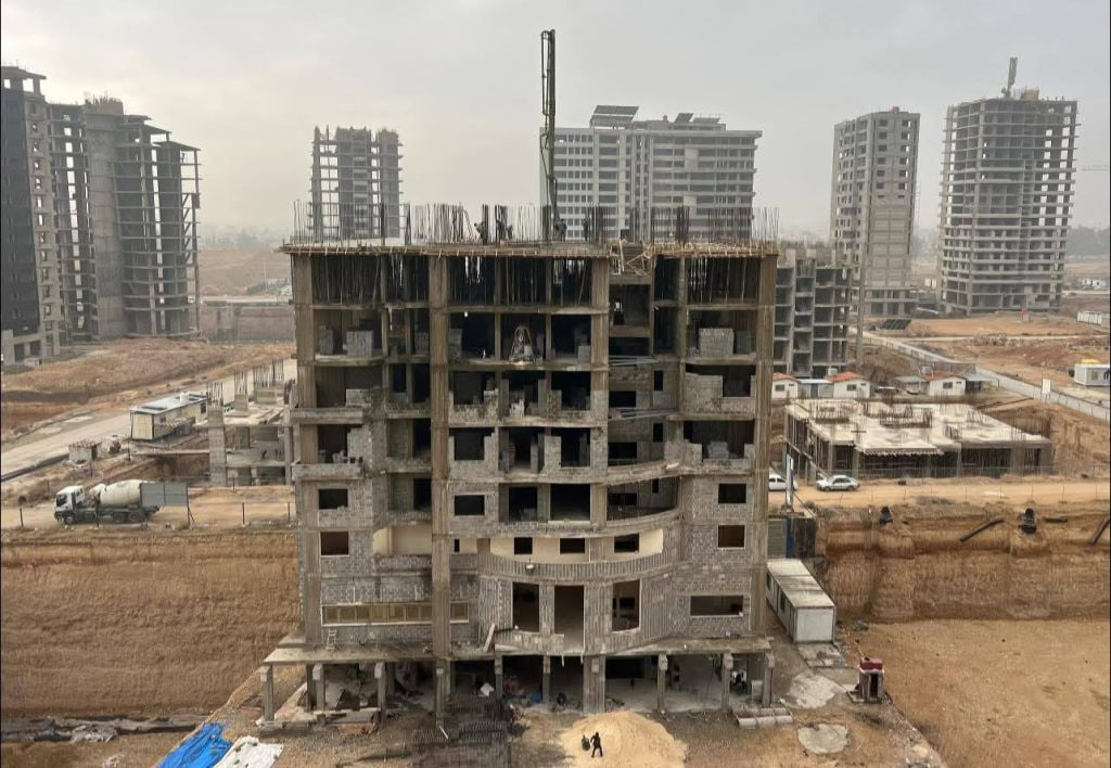 صب سقف الطابق الخامس في المقسم H18 ضمن ماروتا سيتي