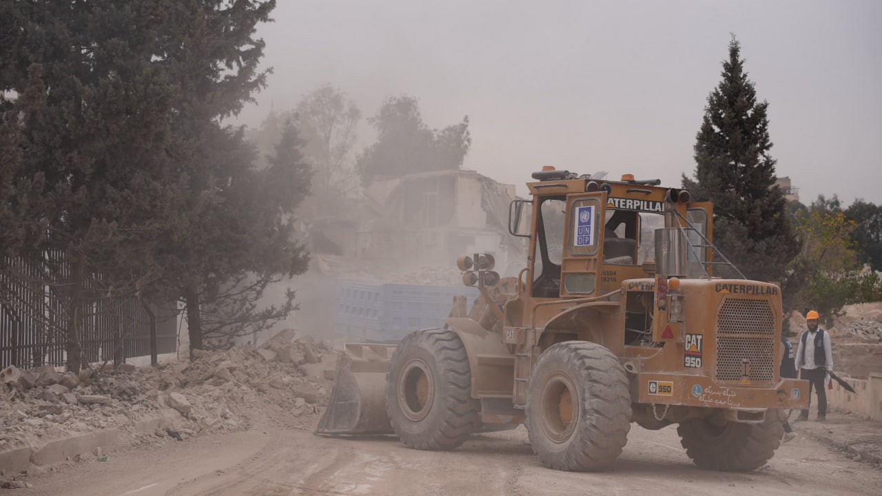 سوريا تبدأ تدوير الأنقاض لدعم مشروعات إعادة الإعمار