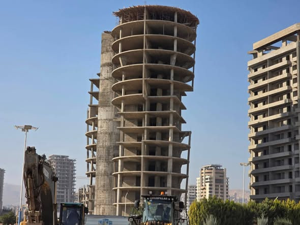 صب أرضية الطابق الرابع عشر في برج Infinity Tower – المقسم H23 في ماروتا سيتي