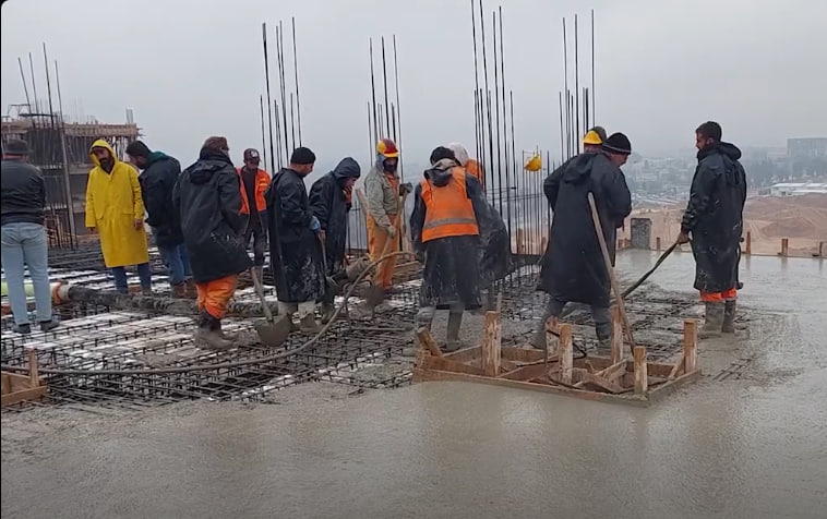 صب أرضية الطابق الرابع عشر في برج ريماس ضمن مشروع ماروتا سيتي