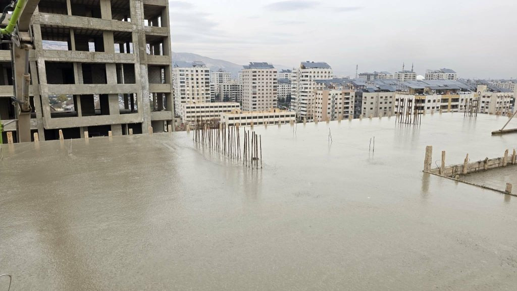 صب سقف الطابق التاسع للمقسم H36 في برج ناي ضمن ماروتا سيتي