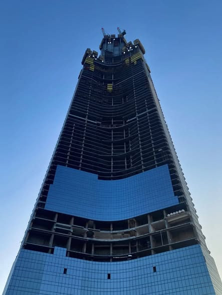 “برج جدة” يقترب من بلوغ الطابق الـ 100