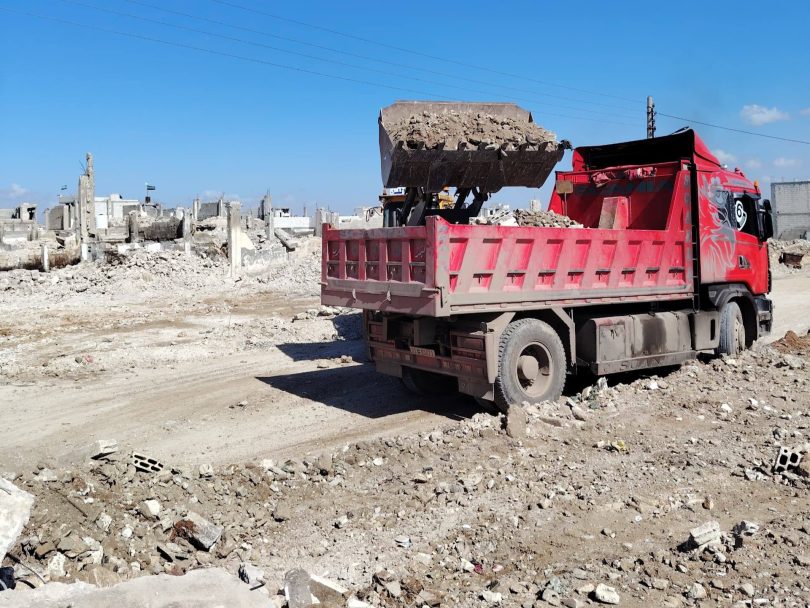 مجلس مدينة حمص يواصل إزالة وترحيل الأنقاض في مختلف الأحياء