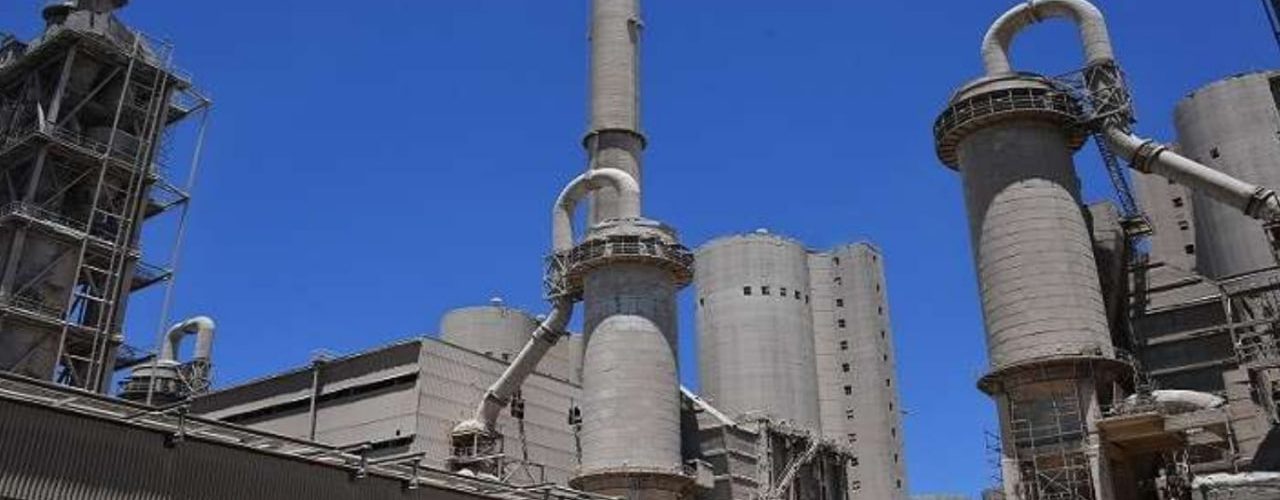 اجتماع لمتابعة أعمال الاستثمار في معامل الإسمنت