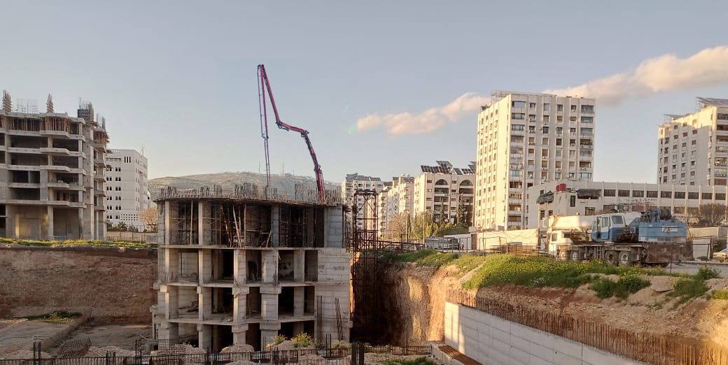 صب أرضية الطابق التقني للمقسم H43 في المجمع Mountain view