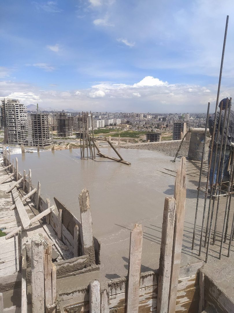 صب أرضية الطابق السابع عشر للمقسم H23 في برج Infinity Tower