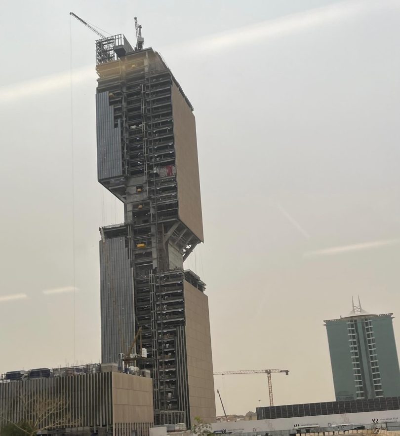 تقدم الأعمال في برج الإنماء في الرياض