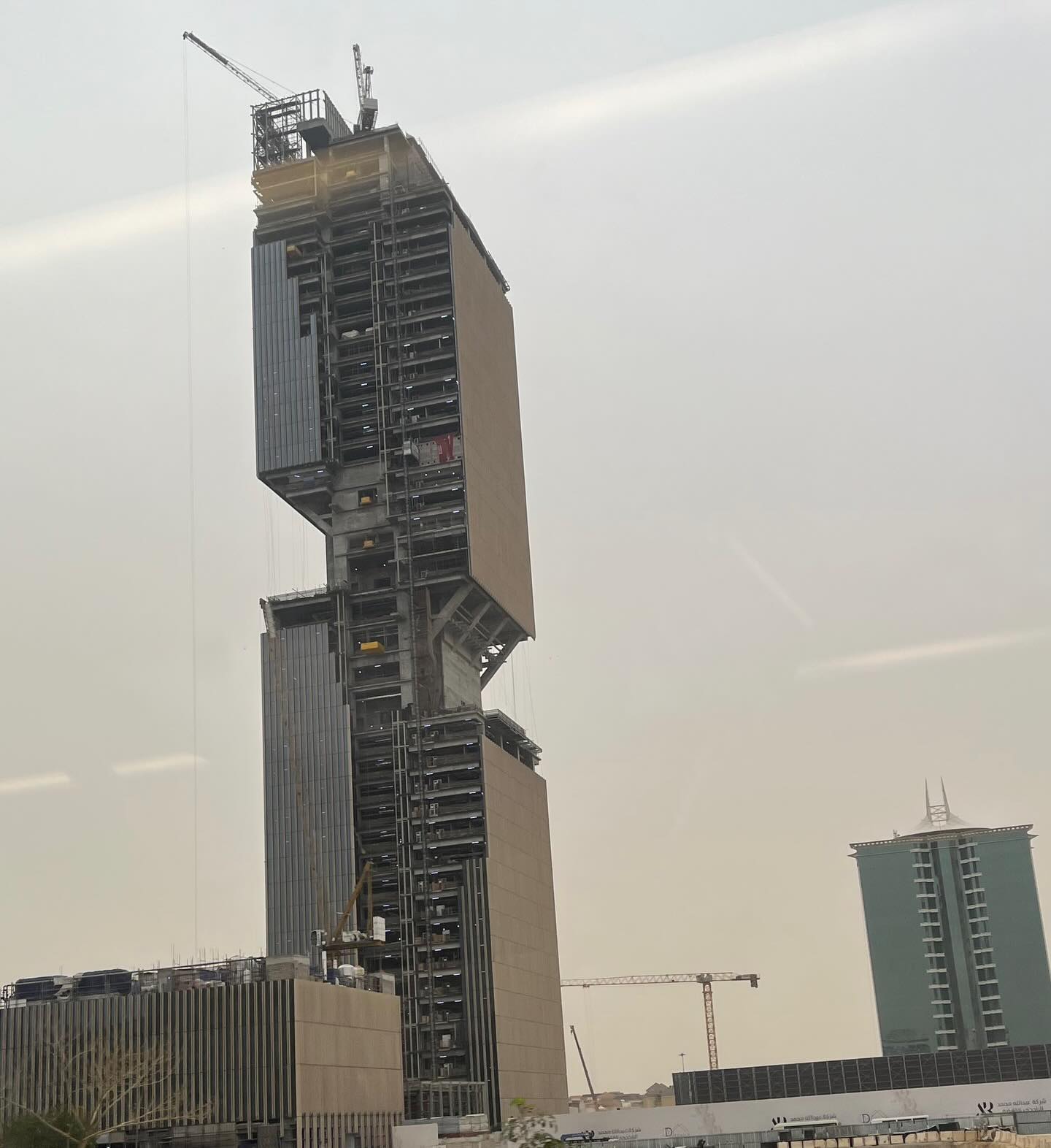 تقدم الأعمال في برج الإنماء في الرياض