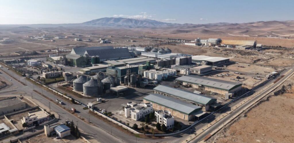 مستثمر تركي يبحث إنشاء مشروع للبناء والمجبول البيتوني في مدينة حسياء الصناعية