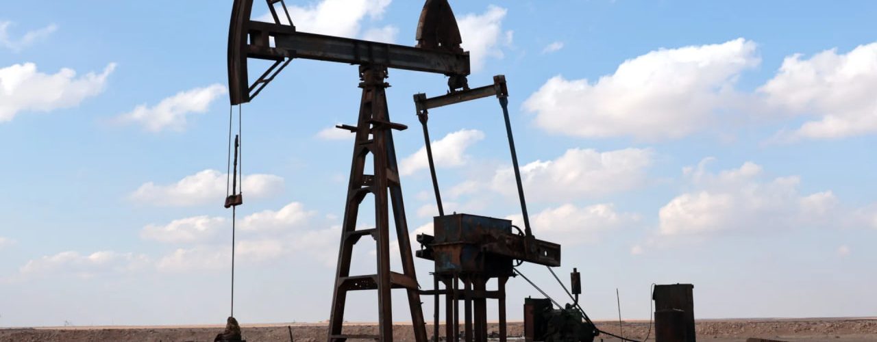 إعادة تشغيل بئرين في حقل التنك النفطي بدير الزور