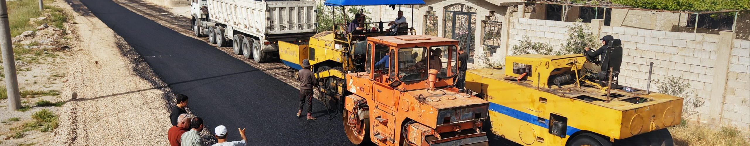 الخدمات الفنية بحمص تنجز تأهيل طريق حسياء–جندر