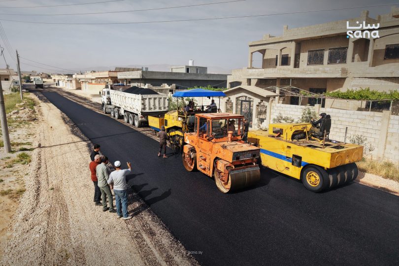 الخدمات الفنية بحمص تنجز تأهيل طريق حسياء–جندر