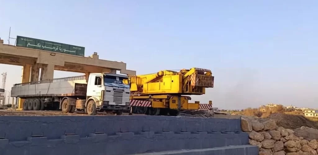 “المؤسسة السورية للبناء والتشييد” تبدأ تركيب جوائز معبر العريضة الحدودي في طرطوس