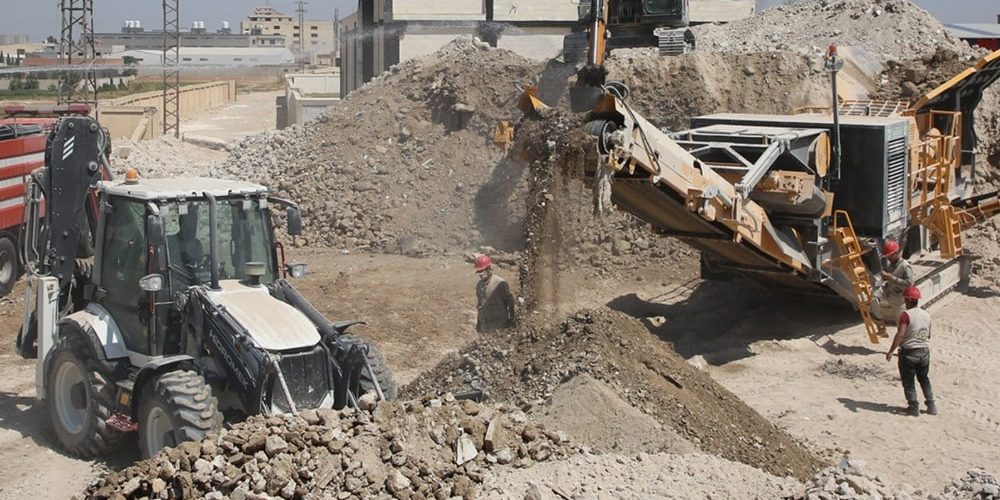 استمرار تنفيذ مشروع إزالة وإدارة الأنقاض في مدينتي دوما وداريا بريف دمشق